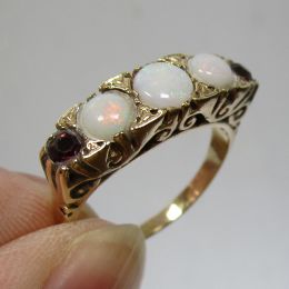 Ring 9ct Gold - Opals & Garnet