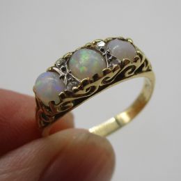 Ring 18ct Gold - 3 Opals & Diamond