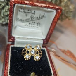 Ring 22ct Gold - 5 Diamonds
