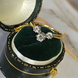 Ring 18ct Yellow Gold Diamond Wishbone